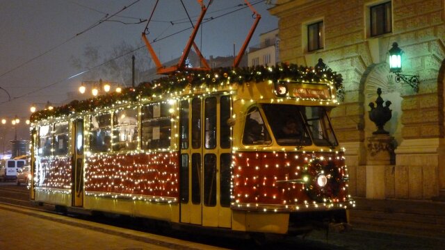 xmas 4 - slovakia-christmas-tram-in-bratislava