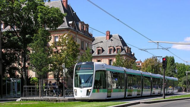 A Paris tram