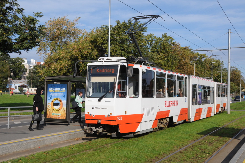 Tallinn tram with low-floor section added